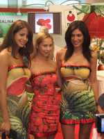 Entre les fruits et légumes, de charmantes hôtesses savent vendre Israël...par leur simple sourire